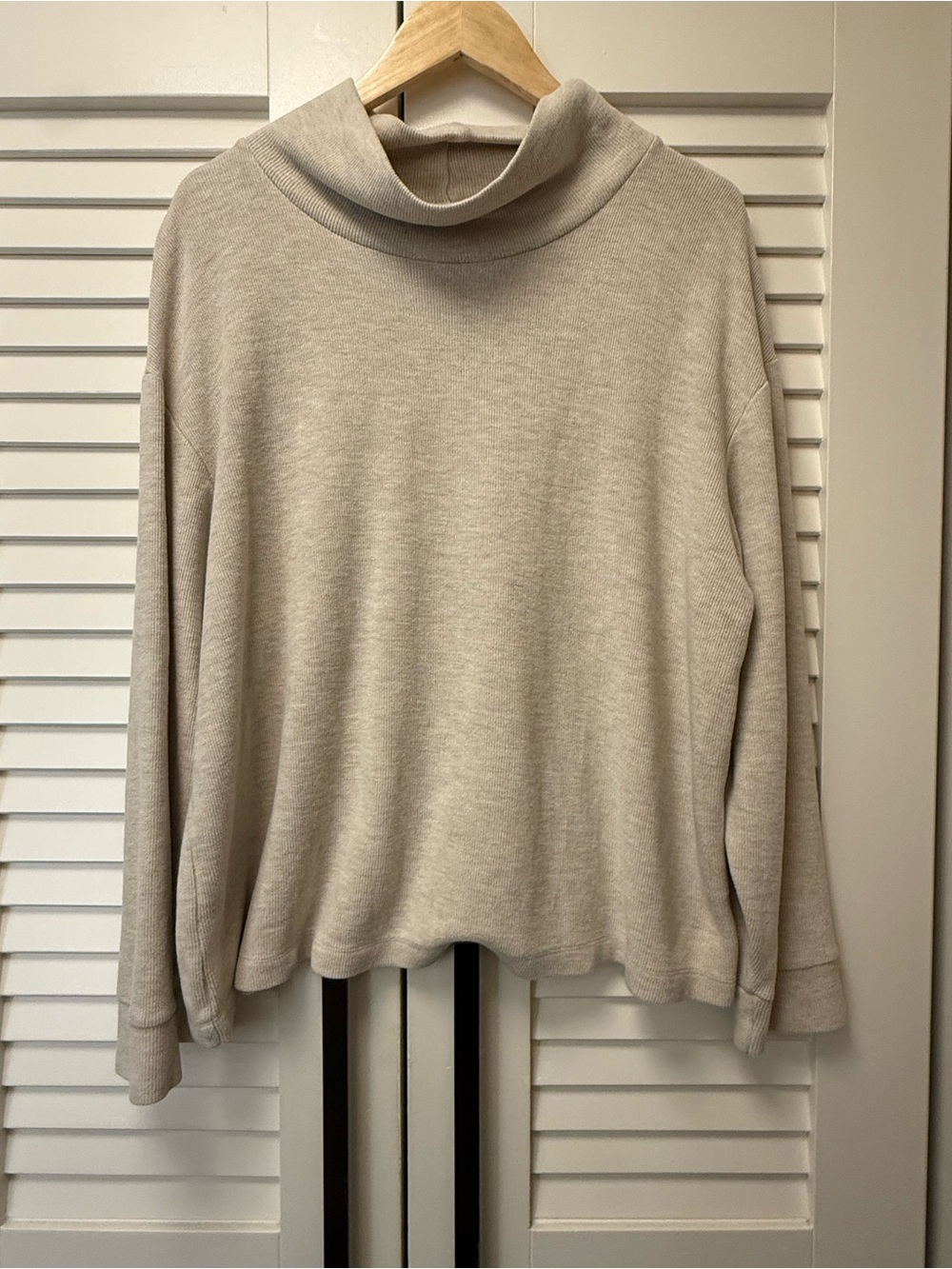 Uniqlo Beige Pullover Turtleneck Ribbed Long Sleeve Boxy Top Size L